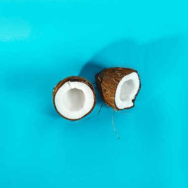 Hindistan cevizi. mavi arka plan. Yukarıdan bak. kare