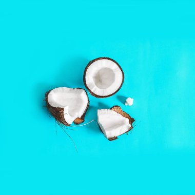 Hindistan cevizi. Hindistan cevizi kes. Yararlı egzotik bir kaçık. Kare. mavi arkaplan