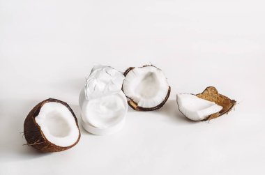 Hindistan cevizi. Hindistan cevizi kreması. Beyaz arka plan. kozmetoloji