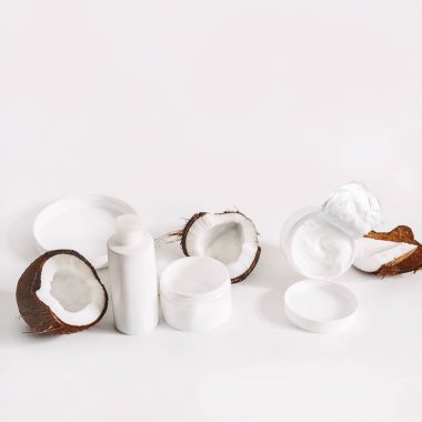 Hindistan cevizi. Hindistan cevizi kreması, merhem, süt. Vücuduna ve yüzüne dikkat et. Kozmetoloji. Yiyecek ve nem. kare