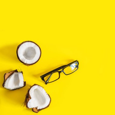 Görüş için gözlük. Hindistan cevizi. Sarı renk. Yemek ve optik. kare
