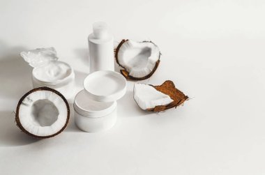 Kozmetoloji. Krema ve hindistan cevizi. Beyaz arkaplan