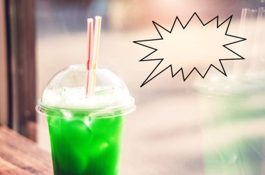 Buzlu tropik kokteyl. Kadehte kamış. Kayıtlar için şablon. yeşil renk