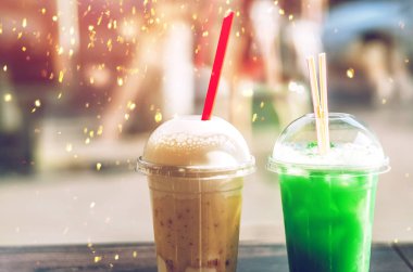 Şerbetli ve soslu milkshake. İki kişilik içki. Yaz ve içki