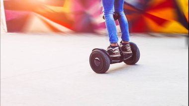 Genç çocuk jiroskop kullanıyor. Spor için oyun alanı