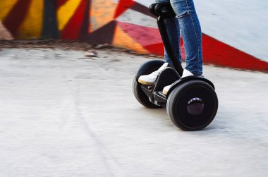 Jiroskopta hareket var. Kız tekerlekli sandalyede yuvarlanıyor..