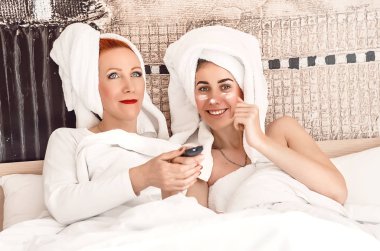 Mutlu kadınlar günü. Gündüzleri, birlikte zaman geçirdiğimiz kızlar. TV izleme