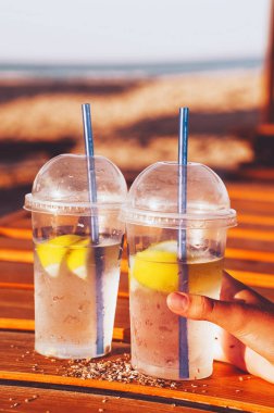 Tatilde taze içecekler. Okyanusta ve denizde bir tatil köyü. limonlu kokteyllerde pipet