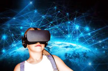 Sanal gerçeklik gözlüklü kız, internet..