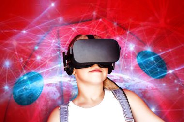 Çocuk bir koltukta oturur ve sanal gerçekliğin gözlükleriyle eğlenir. ağ