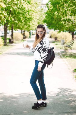 Yürüyüşe çıkmış milkshake içen bir kız. Güneş gözlüğü. Mutlu kız..