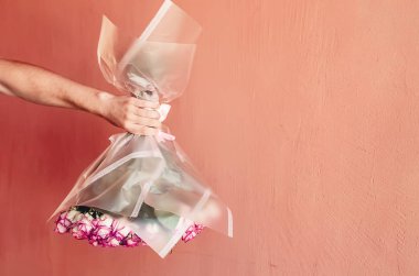 Elinde ters bir renk var. Bir buket beyaz pembe gül. Kutlama. bahar ve yaz