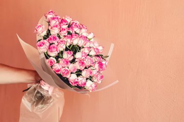 Elinde bir buket gül vardı. Tatil için bir hediye. Şık çiçekler. Flora..