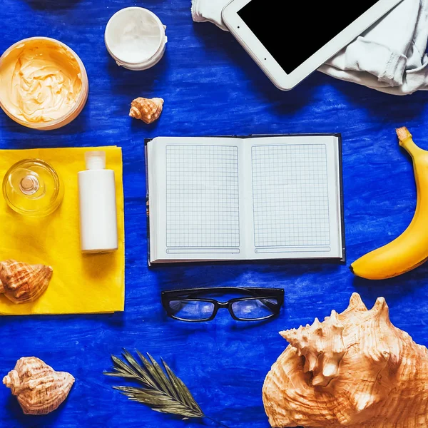 Leeg Notitieblok Planning Doelstellingen Technologieën Blauwe Achtergrond Zicht Van Bovenaf — Stockfoto