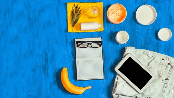 Modello Blocco Note Occhiali Tavoletta Crema Sfondo Blu Banana Conchiglie — Foto Stock