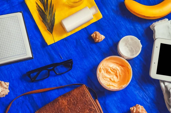 Brille Fürs Sehen Creme Für Körperpflege Ernährung Sommer Blauer Hintergrund — Stockfoto