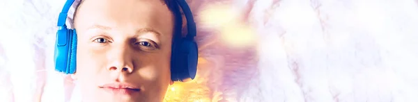Молодий Хлопець Слухає Музику Навушниках Портрет Панорама Домашній Затишок Розслаблення — стокове фото