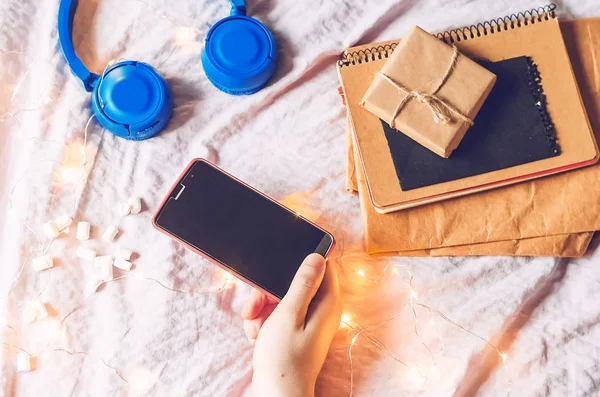 Hand Van Man Houdt Telefoon Vast Zicht Van Bovenaf Technologie — Stockfoto