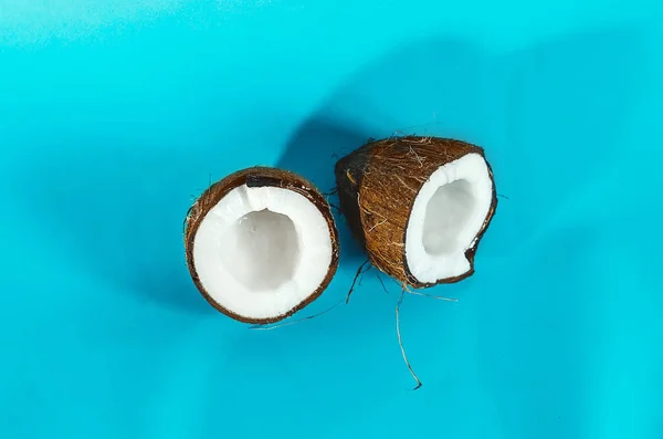 Kokosnuss Eine Kokosnuss Auf Blauem Hintergrund Blick Von Oben — Stockfoto
