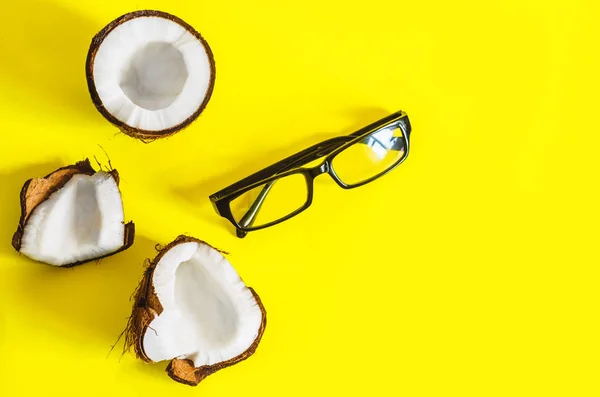 Brille Zum Anblick Mit Schwarzem Rahmen Gelber Hintergrund Und Kokosnuss — Stockfoto