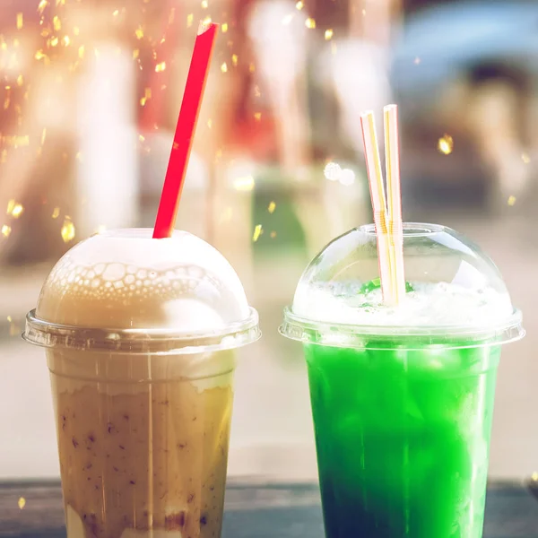 İki kişilik bir kokteyl. Tropik iklimlere susamıştır. Kokteylde duble buz..