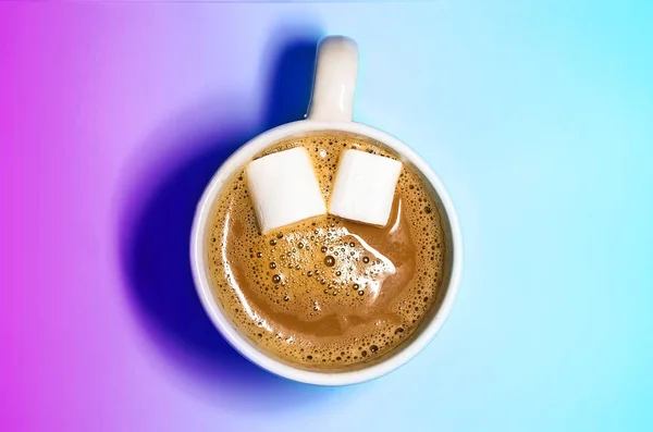 Uma Caneca Café Quente Com Marshmallows Marshmallow Como Olhos Sorri — Fotografia de Stock