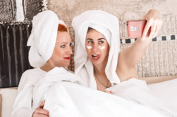 Kadın mutlu günü. Anne ve kızı hatırlamak için telefonda fotoğraf çekiyorlar. bükme.