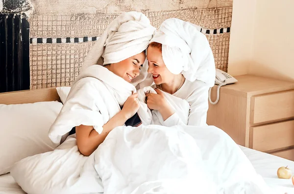 Anne ve kız kucaklaşır. Birlikte yatakta vakit geçirin..