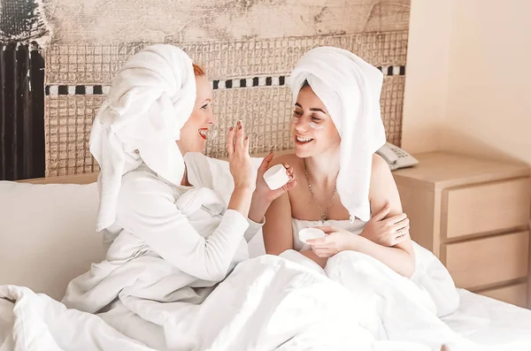 Anne ve kızı. Kızlar oynuyorlar. Annem kızının burnunu lekeledi. Birlikte mutlu zaman geçirmeyi