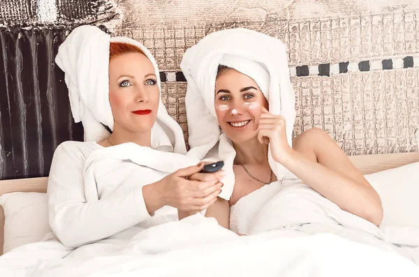 Mutlu kadınlar günü. Gündüzleri, birlikte zaman geçirdiğimiz kızlar. TV izleme