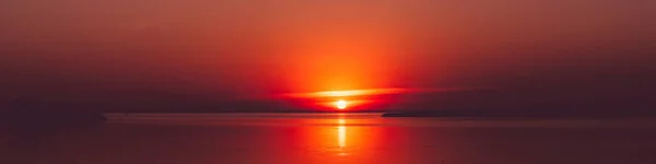 Panorama Céu Vermelho Pôr Sol Pelo Mar — Fotografia de Stock