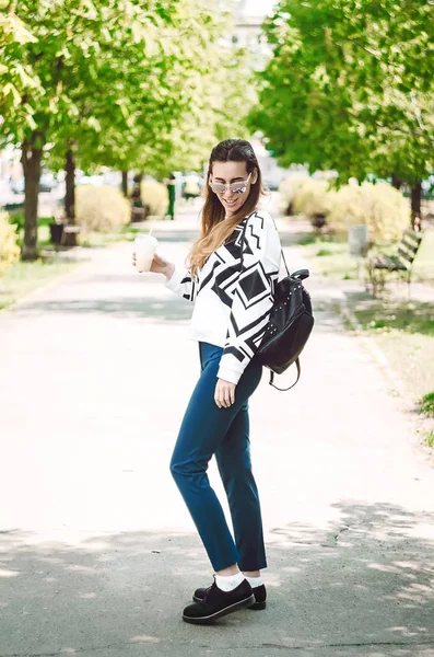 Yürüyüşe çıkmış milkshake içen bir kız. Güneş gözlüğü. Mutlu kız..