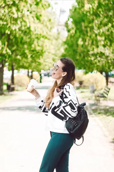 Mutlu kız sahtekar ve kokteyl içiyor. Serinletici bir içecek. Yürü ve dinlen..