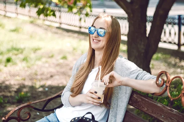 Sokaktaki tatil kızları. Sarışın kokteyl içiyor. Gülümse.