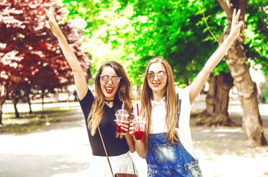 Yazın iki arkadaş yürür. Eski arkadaşlarla tanışmak. Ferahlatıcı bir kokteyl. Yüzüne gülümse. Hibster. Şık bir imaj. Güneş gözlüğü. jest dünyası.