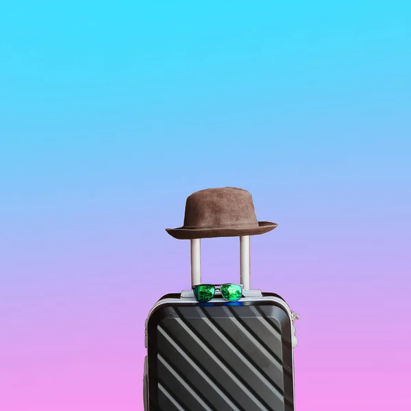 Maleta Equipaje Con Ruedas Para Viajar Gafas Sol Sombrero —  Fotos de Stock