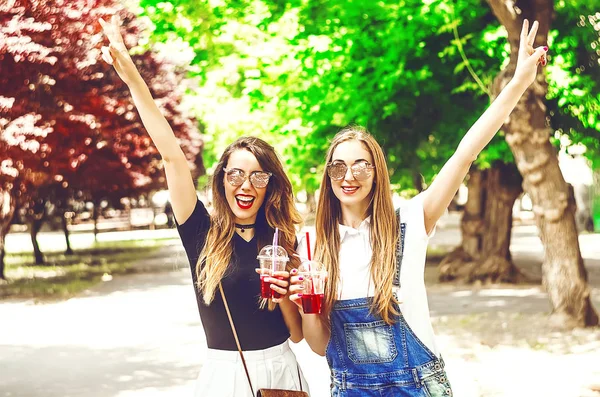 Dos Amigos Caminan Verano Conocer Viejos Amigos Cóctel Refrescante Sonrisa —  Fotos de Stock