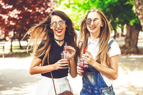 Garotas Alegres Brilhantes Óculos Sol Com Sorriso Rosto Cabelo Desenvolve — Fotografia de Stock
