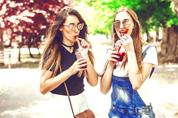 Duas Meninas Estão Bebendo Coquetel Cubos Gelo Uma Bebida Óculos — Fotografia de Stock