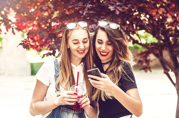 Dos Niñas Están Mirando Teléfono Algo Sonrisa Conocer Amigos Cóctel —  Fotos de Stock