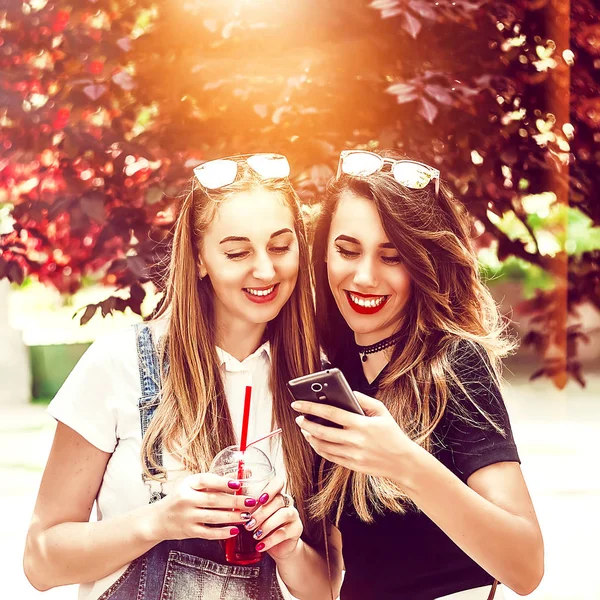 Девочки Свежем Воздухе Парке Смотрят Телефон Фотографируют Общение Сети Технологии — стоковое фото