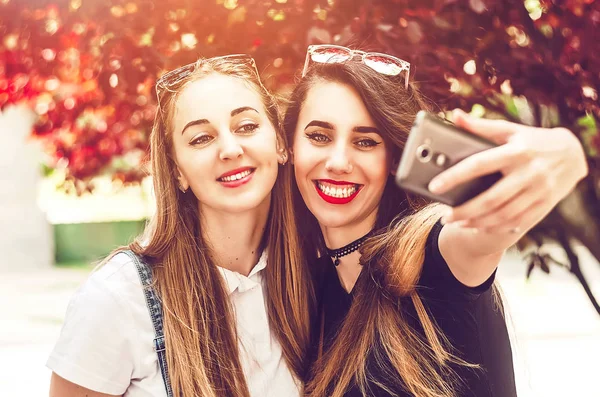 Две Красивые Подруги Улыбкой Лице Делают Фото Память Телефону Счастлив — стоковое фото