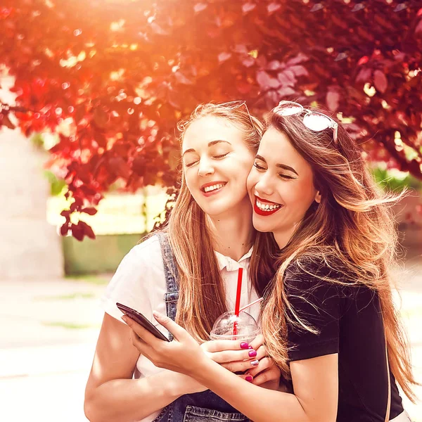 Dos Amigas Abrazaron Con Una Sonrisa Cara Gafas Solares Rayos —  Fotos de Stock