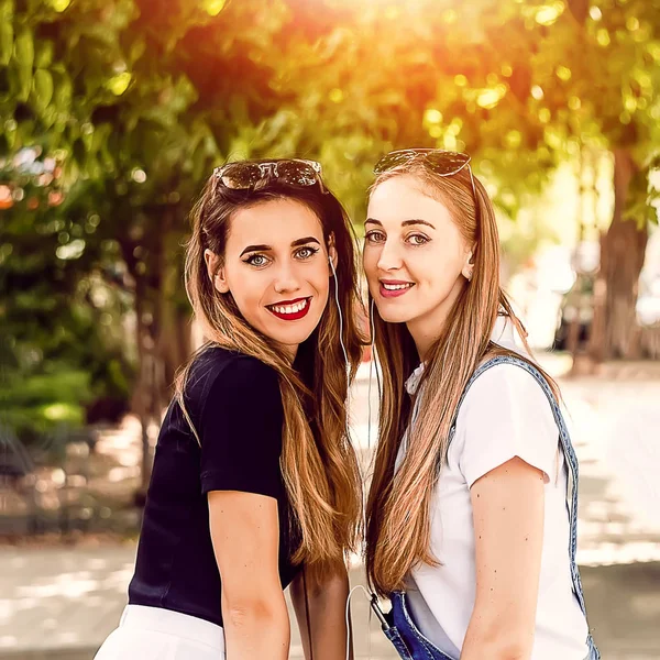 Latem Dwie Dziewczyny Się Uśmiechają Park Spacer Świeżym Powietrzu — Zdjęcie stockowe