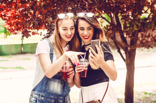 İki arkadaş uzun zamandır görüşüyor. Güneş enerjisi. Pipetle bir gün. Güneş gözlüğü. - Telefon. Telefonda haberler var. Gülümsüyor