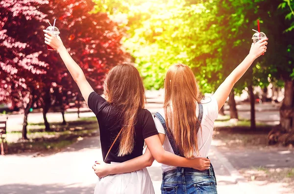 Duas Meninas Estão Andando Conhecendo Duas Amigas Meninas Levantaram Suas — Fotografia de Stock