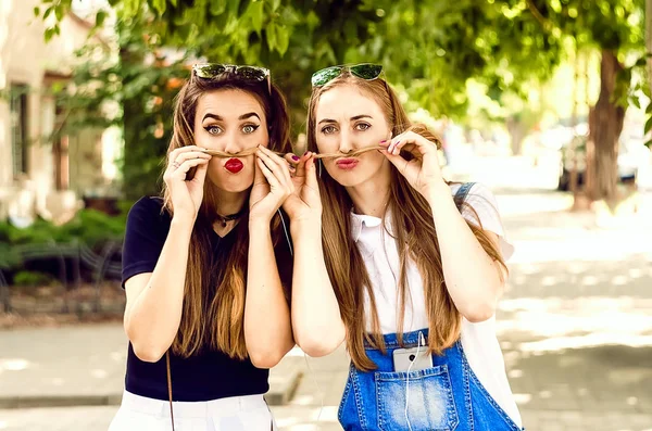 Rubia Mujer Pelo Marrón Aplicaron Cabello Lugar Mustache Amigas Dejan —  Fotos de Stock