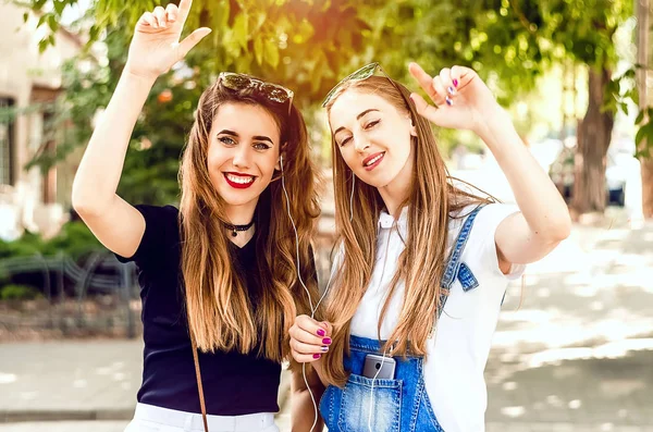 Las Niñas Bailan Calle Escuchar Música Auriculares —  Fotos de Stock