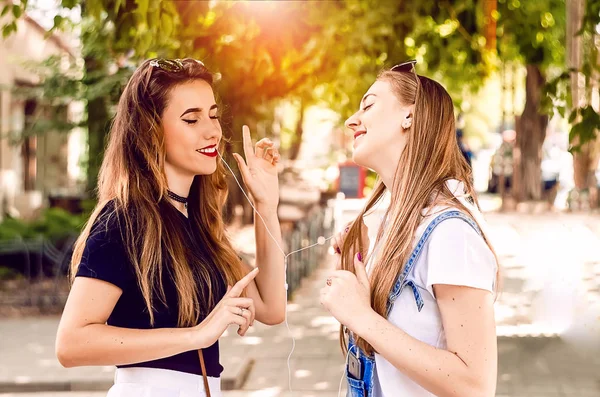 Dos Amigas Bailan Mientras Escuchan Música Auriculares Cable Tecnología Personas —  Fotos de Stock