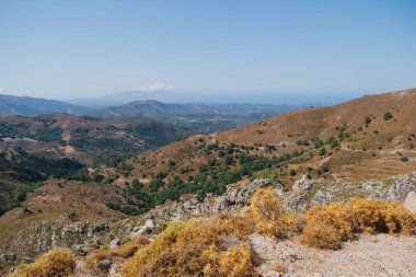 Girit 'teki bir Yunan adasındaki Beyaz Dağlar, açık gökyüzü altında kendine özgü Akdeniz arazisi olan manzaralı bir dağ manzarası gösteriyor
